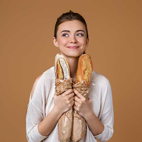 Femme qui tient deux baguettes