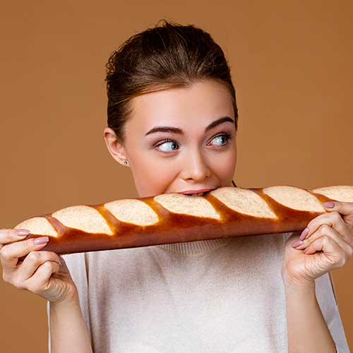 Femme qui mange une baguette moricette®